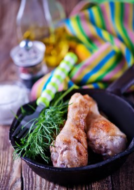 Tavada kızarmış tavuk.