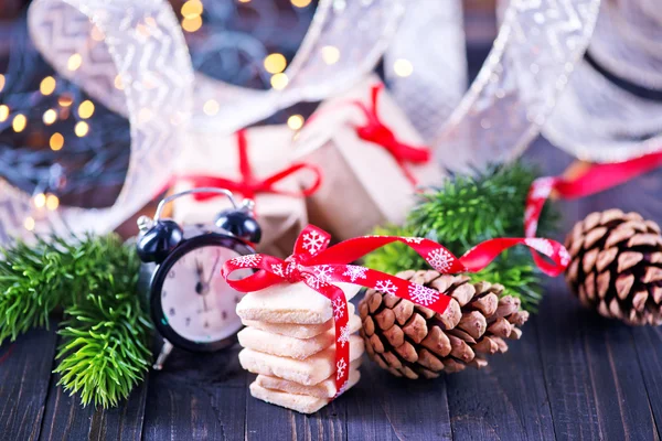 Galletas de Navidad con cinta roja —  Fotos de Stock