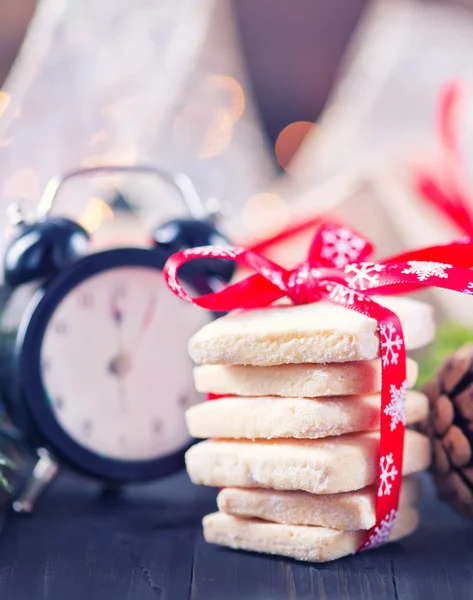 Galletas de Navidad con cinta roja — Foto de Stock