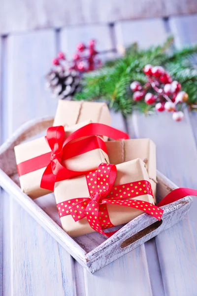 Vassoio in legno con regali — Foto Stock