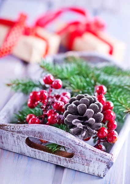 Holzschale mit Beeren — Stockfoto