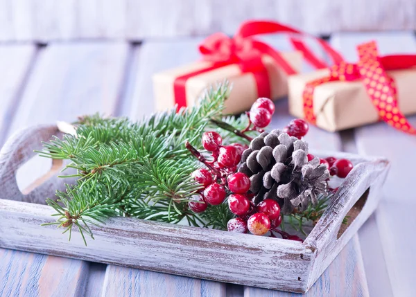 Holzschale mit Beeren — Stockfoto