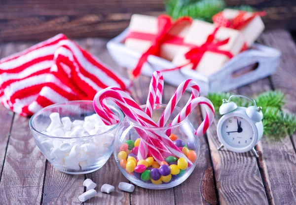 Kerstmis snoepjes in glazen kom — Stockfoto