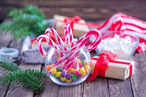 Caramelos de Navidad en cuenco de cristal — Foto de Stock