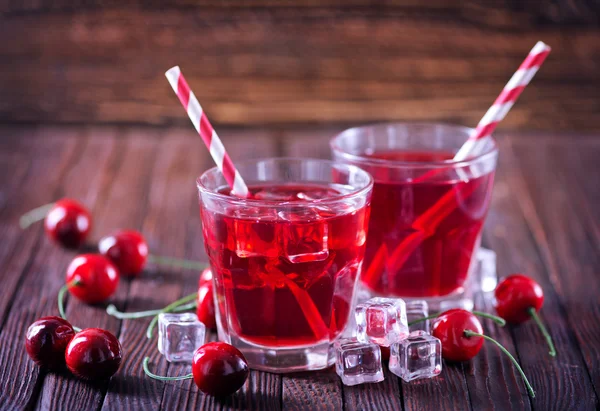 Wiśniowy napój i jagody — Zdjęcie stockowe