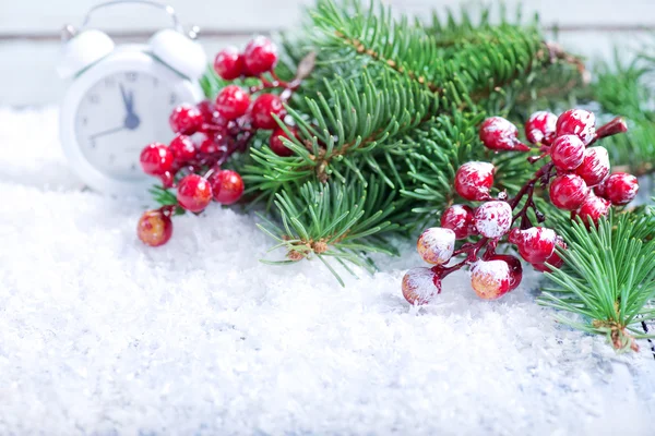 Fir tree branches, berries and clock — Stock Photo, Image