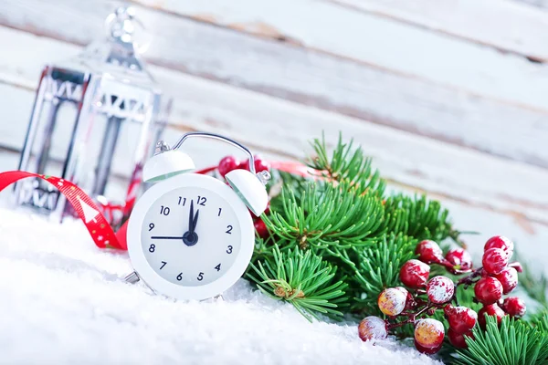 Reloj blanco y rama de árbol —  Fotos de Stock