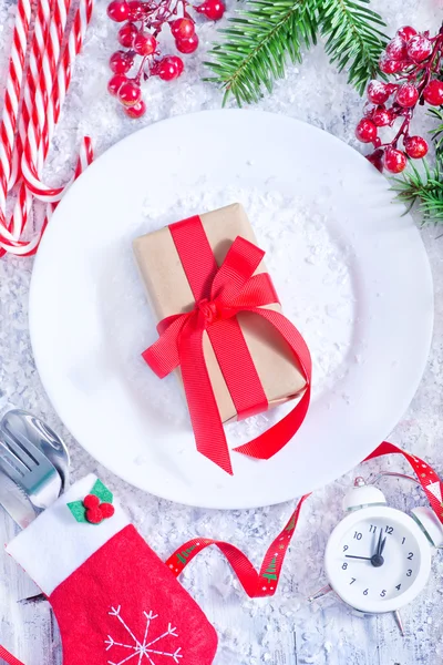 Geschenk-Box auf Teller — Stockfoto