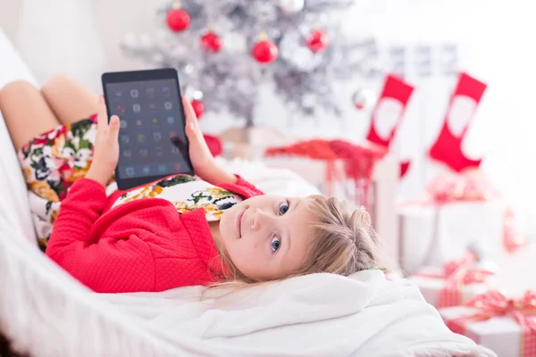 Mädchen benutzt ihren Tablet-Computer — Stockfoto