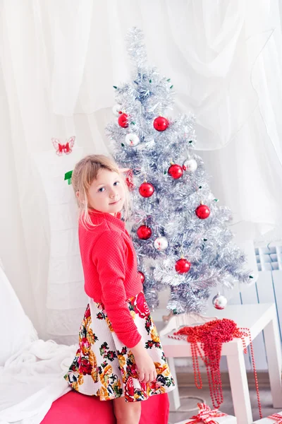 Fille près du sapin de Noël — Photo