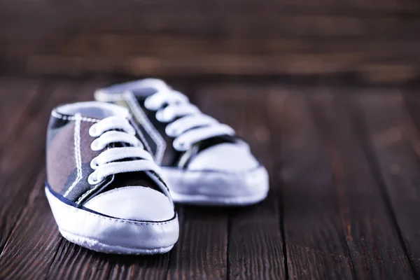 Baby schoenen op het hout — Stockfoto