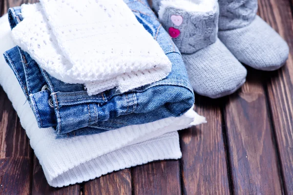 Roupas de bebê e sapatos — Fotografia de Stock