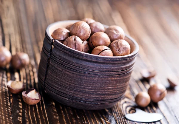 Nueces frescas en tazón — Foto de Stock