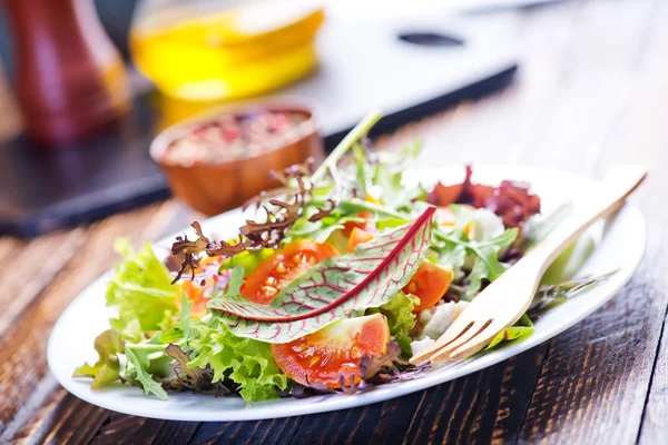 Ensalada fresca en plato — Foto de Stock