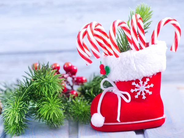 Bengalas doces de Natal na bota — Fotografia de Stock