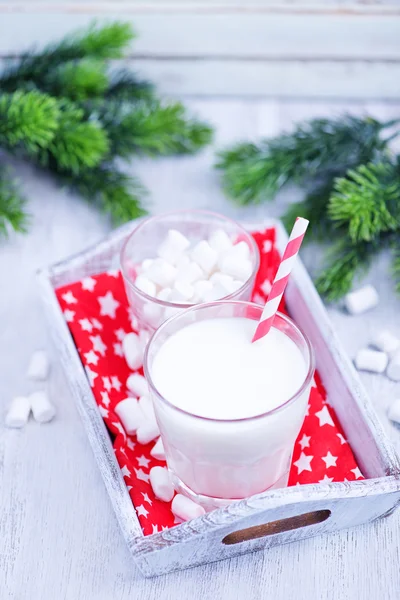 Fresh milk and marshmallows — Stock Photo, Image