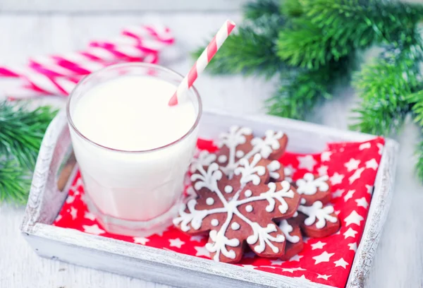 Leche fresca con galletas — Foto de Stock