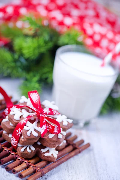 Latte fresco con biscotti — Foto Stock