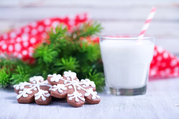 Latte fresco con biscotti — Foto Stock