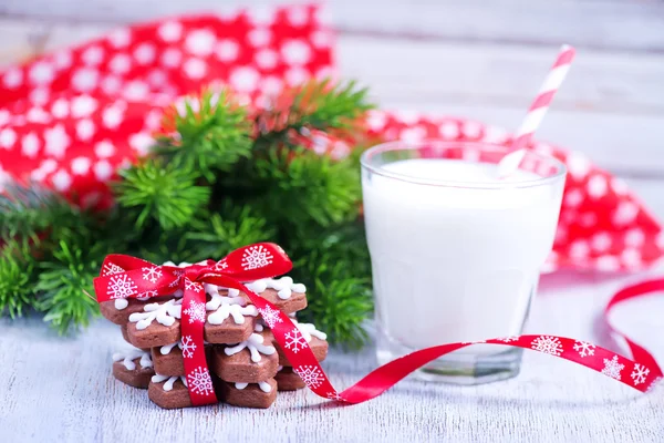Latte fresco con biscotti — Foto Stock