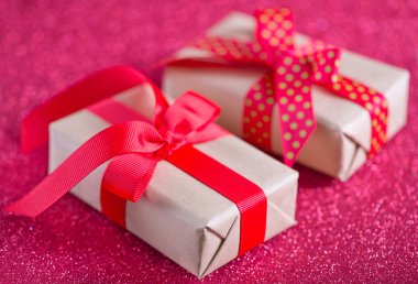 Hediyelik kutu kırmızı şeritler