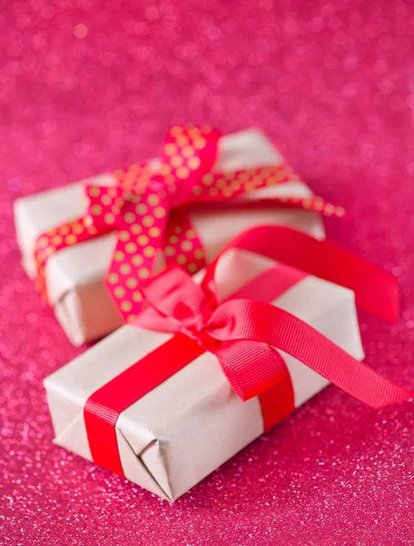 Geschenkboxen mit roten Bändern — Stockfoto