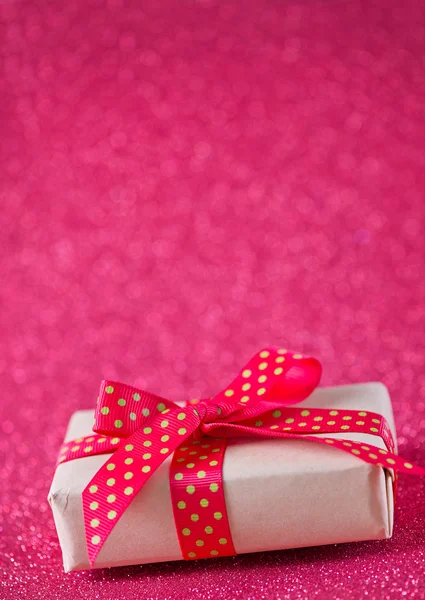 Confezione regalo con nastro rosso — Foto Stock