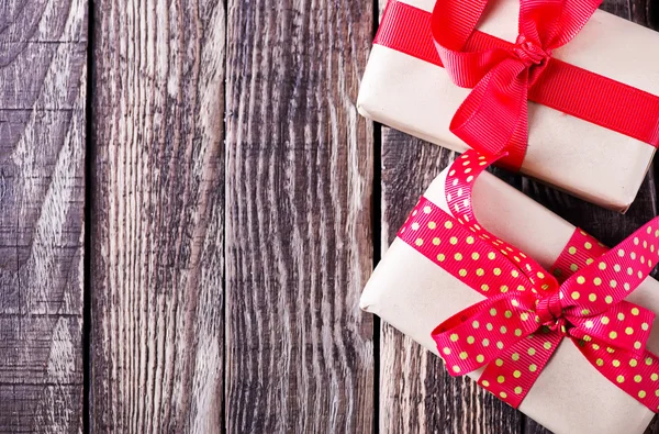 Gift boxes with red ribbons — Stock Photo, Image