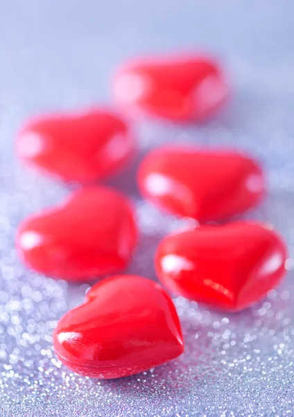 Coeurs rouges sur papier argenté — Photo