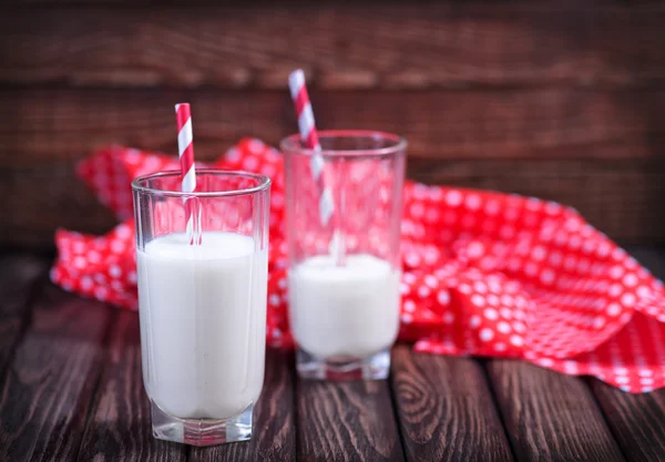 Lait frais dans des verres — Photo