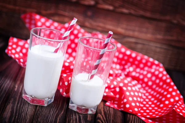 Lait frais dans des verres — Photo