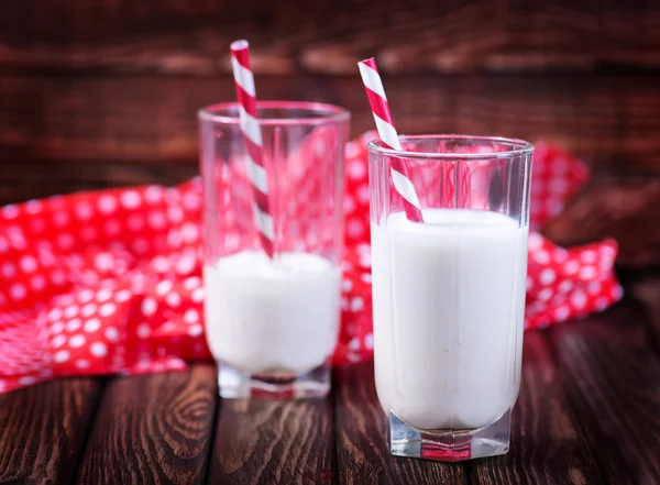Čerstvé mléko v brýlích — Stock fotografie