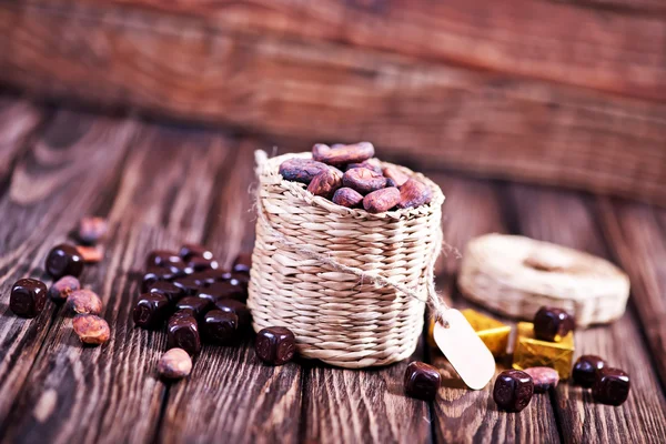 Cocoa beans in wicker box — Stock Photo, Image