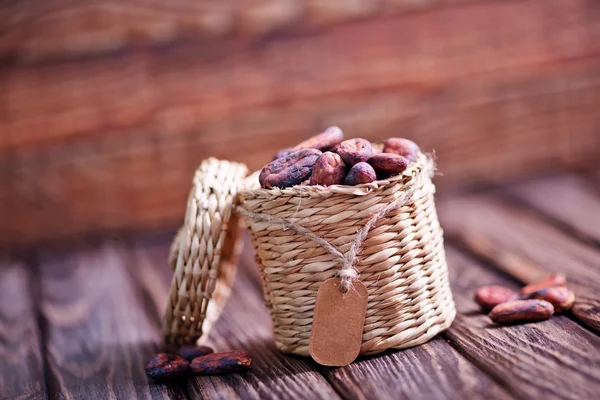 Cocoa beans in wicker box — Stock Photo, Image
