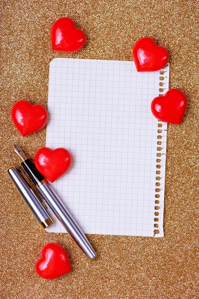 Corazones rojos y hoja de cuaderno Fotos de stock libres de derechos