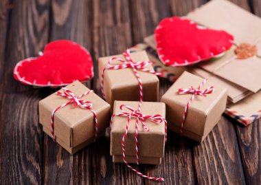 Kalpler hediyelerle kutularını