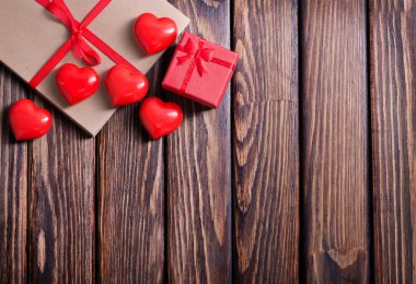 zarf ve kırmızı Kalpler