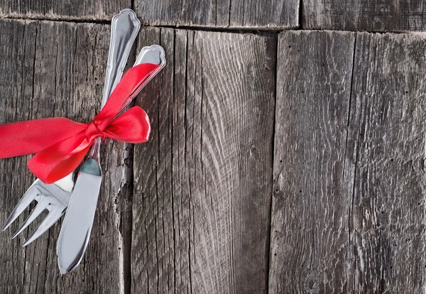 Tenedor y cuchillo con cinta — Foto de Stock