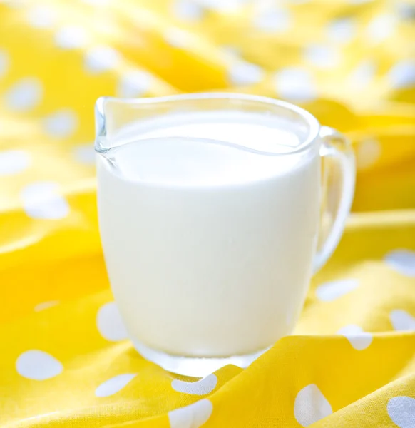 Latte in brocca di vetro — Foto Stock