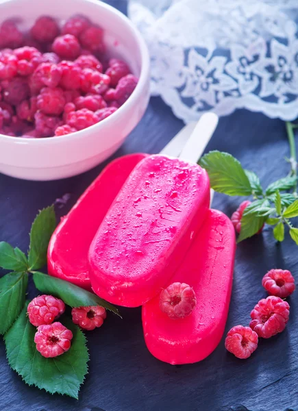 Helado y frambuesas —  Fotos de Stock