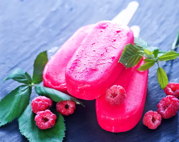 Ice cream and raspberries — Stock Photo, Image