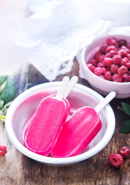 Ice cream and raspberries — Stock Photo, Image