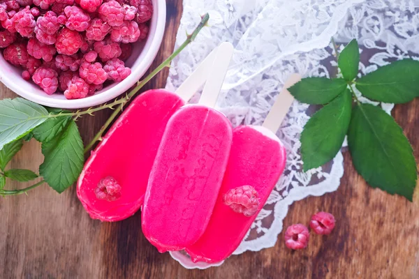 Ice cream and raspberries — Stock Photo, Image