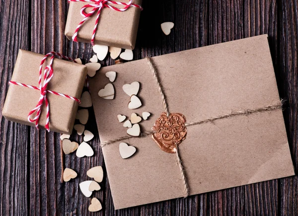 Envelope, presentes e corações — Fotografia de Stock