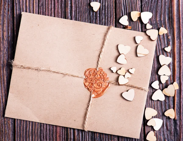 Envelope e corações dourados — Fotografia de Stock