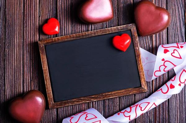 Rote Herzen und Tafel — Stockfoto