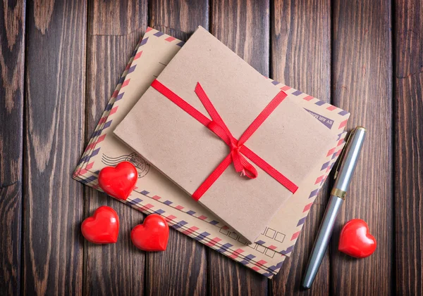 Envelopes and red hearts — Stock Photo, Image