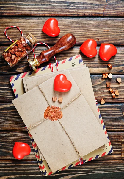 Enveloppen en rode harten — Stockfoto