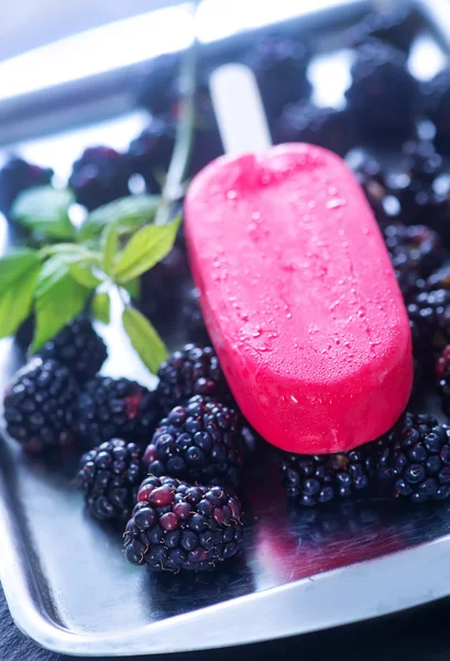 Eis mit Brombeeren — Stockfoto