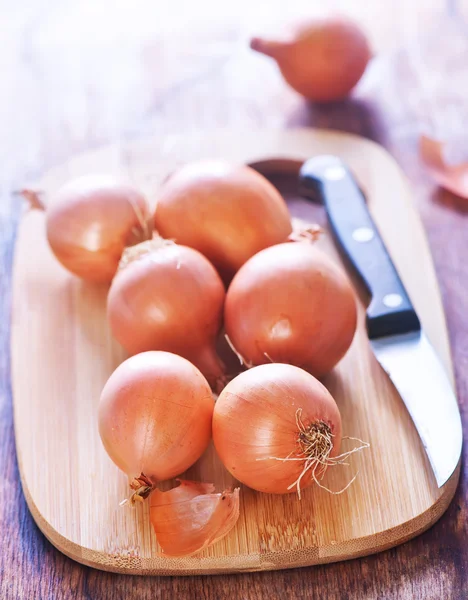 Rohe Zwiebeln an Bord — Stockfoto